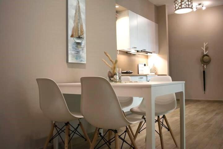 Chic And Minimal Apartment Close To Thissio Metro Athen Exterior foto